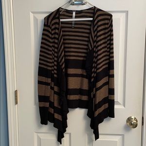 Kensie s wrap cardigan avocado green & black